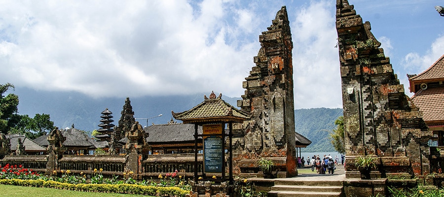 Bali - Vstup do Pura Ulun Danu Batur